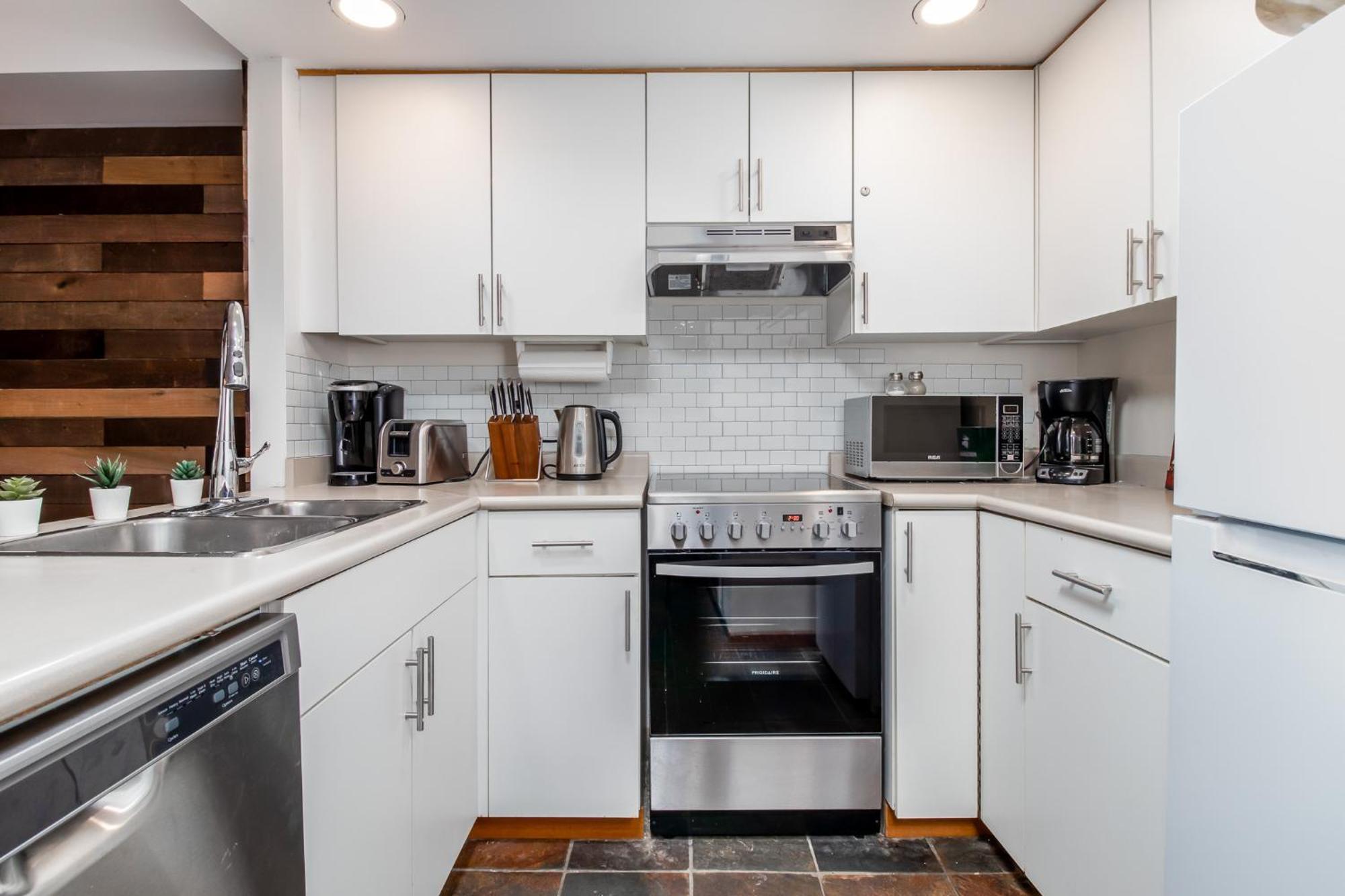 Апартаменты Creekside Slopeside 1Br With Pool, Hot Tub, Bbq Уистлер Экстерьер фото