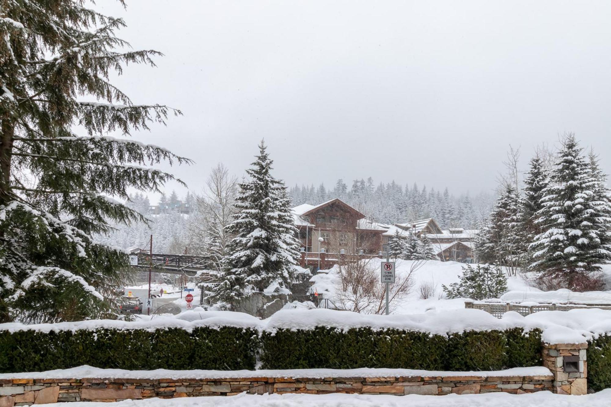 Апартаменты Creekside Slopeside 1Br With Pool, Hot Tub, Bbq Уистлер Экстерьер фото